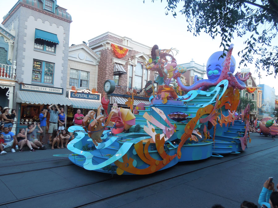 Disneyland Parade in the Day