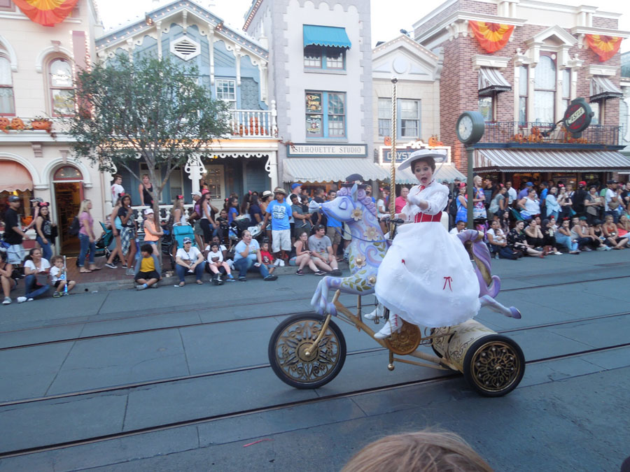 Disneyland Parade in the Day