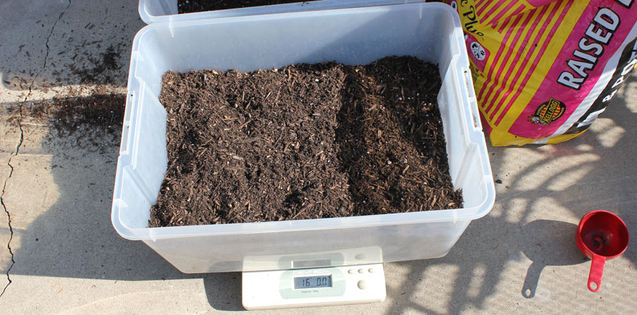 Does black bark mulch keep moisture in the soil?